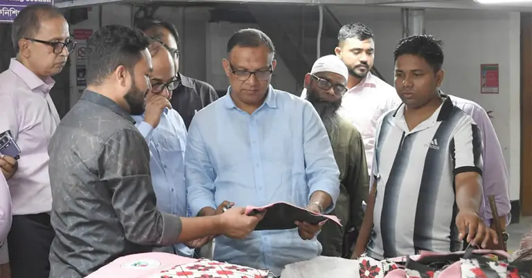 জুট ফাইবার বিডির ব্যাগ উৎপাদন কার্যক্রম পরিদর্শনে প্রতিমন্ত্রী শরিফুল আলম